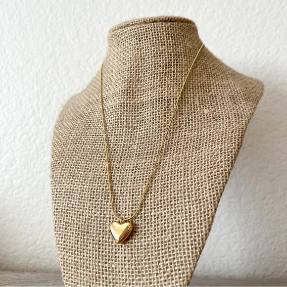 FINAL SALE | dainty necklace with heart pendant - Picture 1 of 6